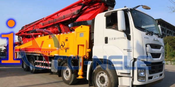小型泵車管道滑動或脫落時(shí)，就需要給你的愛車更滑新管了