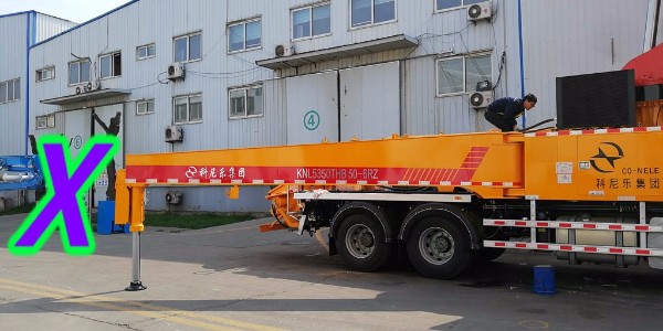 混凝土泵車的末端軟管容易受損，需注意泵車布料桿的傾斜狀態